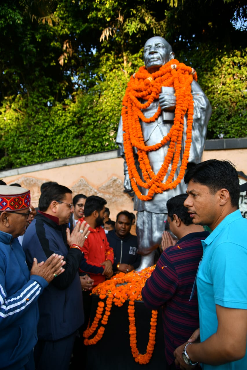 Photo of राष्ट्रीय एकता दिवस के अवसर पर मुख्यमंत्री पुष्कर सिंह धामी ने सरदार वल्लभ भाई पटेल की मूर्ति पर पुष्पांजलि अर्पित कर दी श्रद्धांजलि