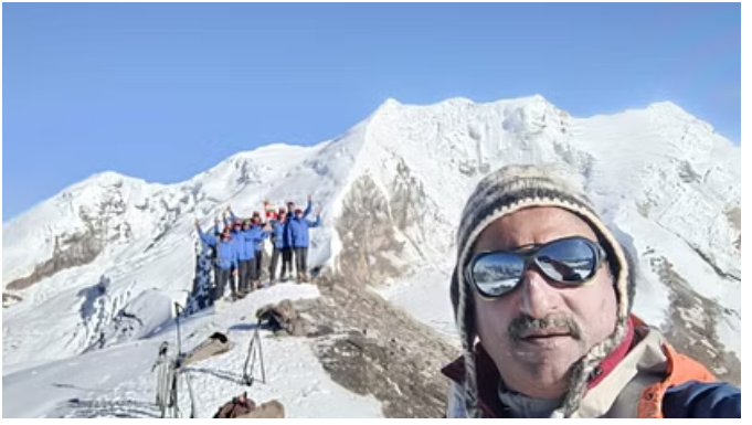 Photo of एसएसबी के जवानो ने रुद्रगैरा पर्वत चोटी को फतह कर के फहराया तिरंगा