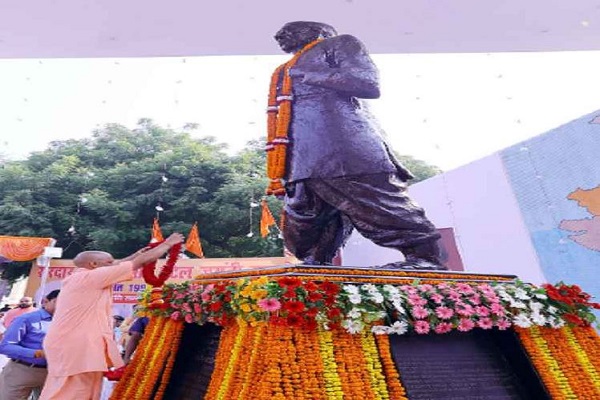 Photo of सीएम योगी ने लौह पुरुष की प्रतिमा पर माल्यार्पण कर दी श्रद्धांजलि, ‘रन फॉर यूनिटी’ को दिखाई हरी झंडी