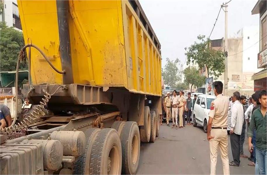 Photo of करवा चौथ का सामान खरीदने के लिए आए दंपति की सड़क हादसे में गई जान!