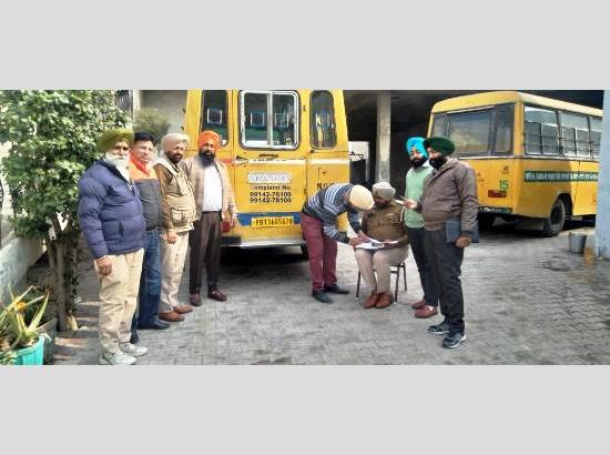 सुरक्षित स्कूल वाहन नीति के तहत फिरोजपुर पुलिस ने 7 स्कूली वाहनों के काटे चालान
