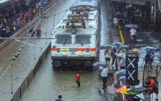 Photo of तमिलनाडु में भारी बारिश ने मचाई तबाही, ट्रेनों में फंसे 500 से अधिक यात्री