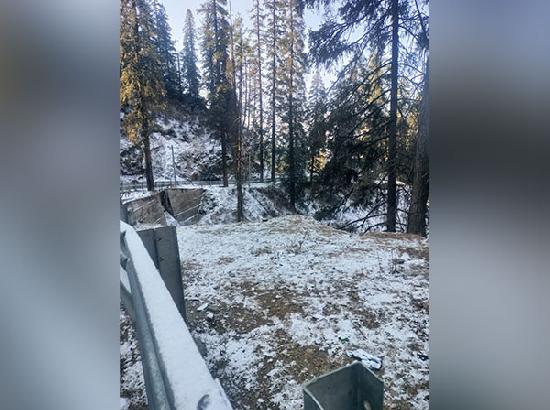 हिमाचल प्रदेश के ऊंचे इलाकों में हुई हल्की बर्फबारी, तापमान में आई गिरावट