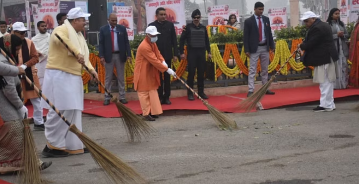 Photo of अयोध्या: हम सब ने ठाना है स्वच्छ अयोध्या बनाना है, के नारों के बीच सीएम ने लगाई  झाडू