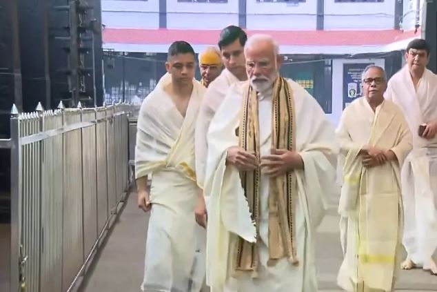 Photo of केरल के दो दिवसीय दौरे पर पीएम मोदी, गुरुवायूर मंदिर में की पूजा-अर्चना