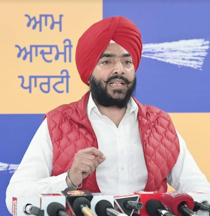कांग्रेस किसानों के मसले का राजनीतिक लाभ लेना चाहती है: आप नेता बब्बी बादल