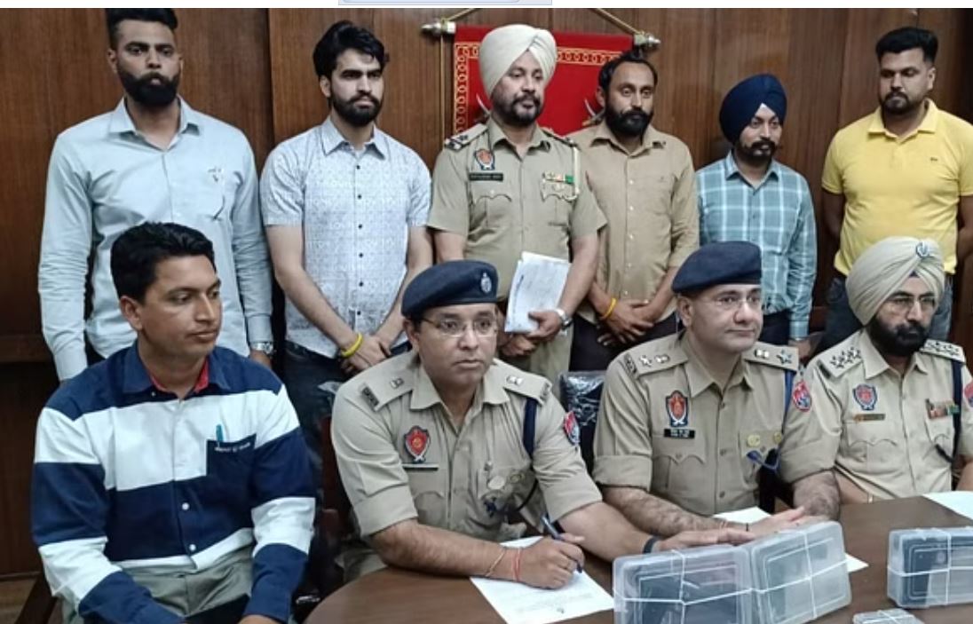 दविंदर बंबीहा गैंग के 6 शातिर चढ़े मोगा पुलिस के हत्थे, हथियार और कार बरामद