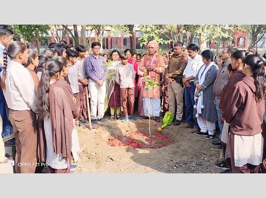 इंसान को प्रकृति के करीब ला रही त्रिवेणी बाबा की अनोखी पहल