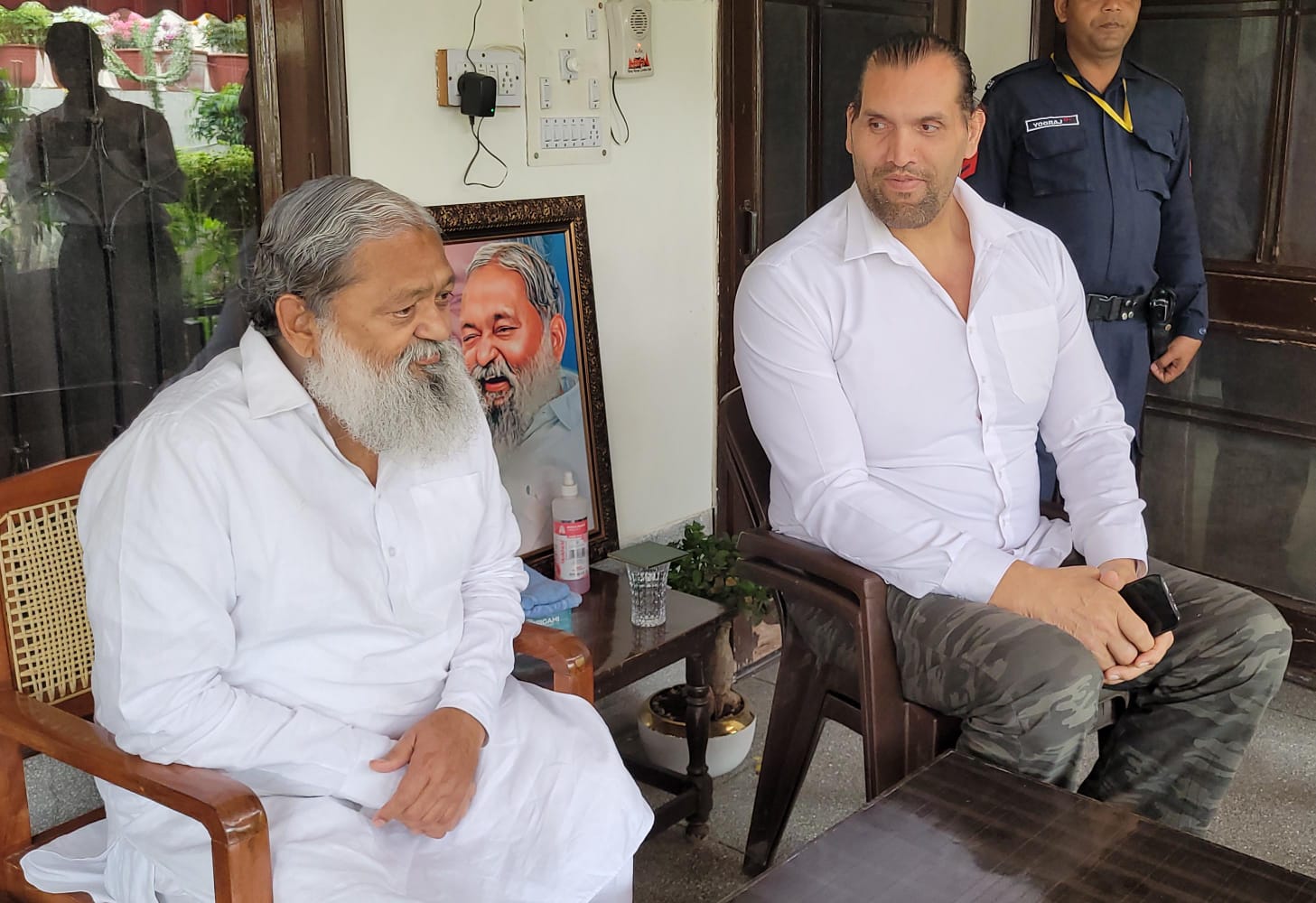 रेस्लर खली ने पूर्व मंत्री अनिल विज से मुलाकात की और करनाल आने का दिया न्यौता