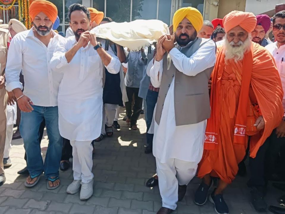 पंजाब के मुख्यमंत्री भगवंत सिंह मान ने प्रसिद्ध पंजाबी कवि सुरजीत पातर की अर्थी को दिया कंधा