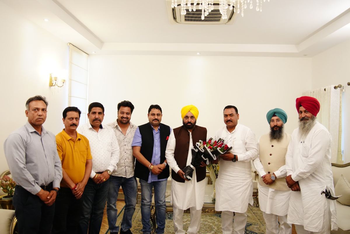 चुस्पिंदरबीर सिंह चहल अपने सैकड़ों समर्थकों के साथ आम आदमी पार्टी में शामिल