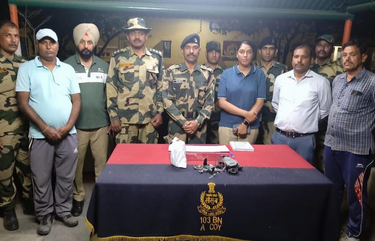 बीएसएफ और पंजाब पुलिस ने तरनतारन में संदिग्ध हेरोइन के पैकेट के साथ 1 ड्रोन किया बरामद