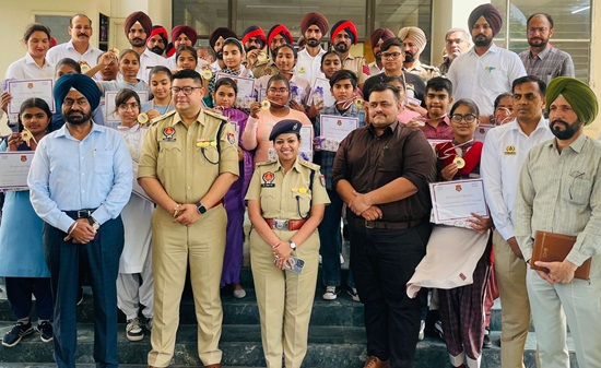 फाजिल्का प्रशासन व न्यायपालिका ने 18 मेधावी विद्यार्थियों सहित उनके अभिभावकों व अध्यापकों को किया सम्मानित