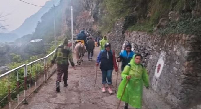 Photo of उत्तराखंड: पहाड़ों में मौसम ने बदली करवट, ऊंचाई वाले इलाकों में हुई झमाझम बारिश