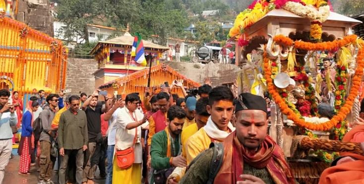 Photo of बाबा केदार चले अपने धाम: दूसरे पड़ाव के लिए किया डोली ने प्रस्थान