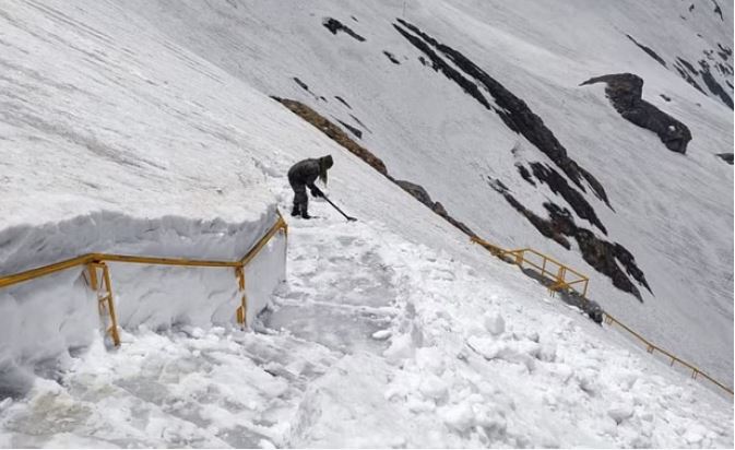 Photo of हेमकुंड साहिब: बर्फीली राहों से गुजरेंगे तीर्थयात्री, सेना के जवानों ने बर्फ के बीच ऐसे बनाया रास्ता