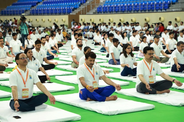 Photo of अंतरराष्ट्रीय योग दिवस पर डीयू में एक हजार लोगों ने किया सामूहिक योगाभ्यास