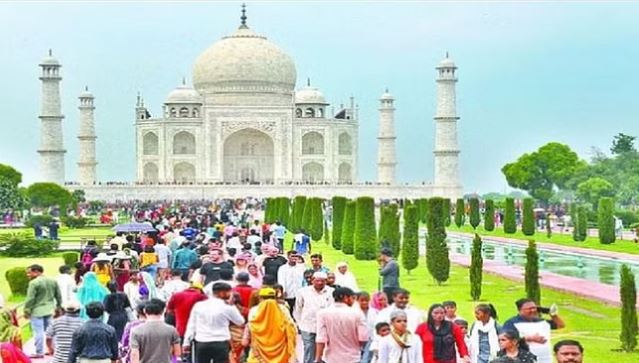 Photo of भीषण गर्मी में ताज पर बेहोश हो रहे  पर्यटक, अब साथ ले जा सकेंगे पानी की बोतल