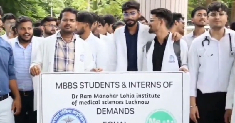 Intern MBBS students protest on honorarium