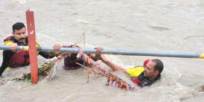 Kanwariya washed away in the strong flow of Ganga