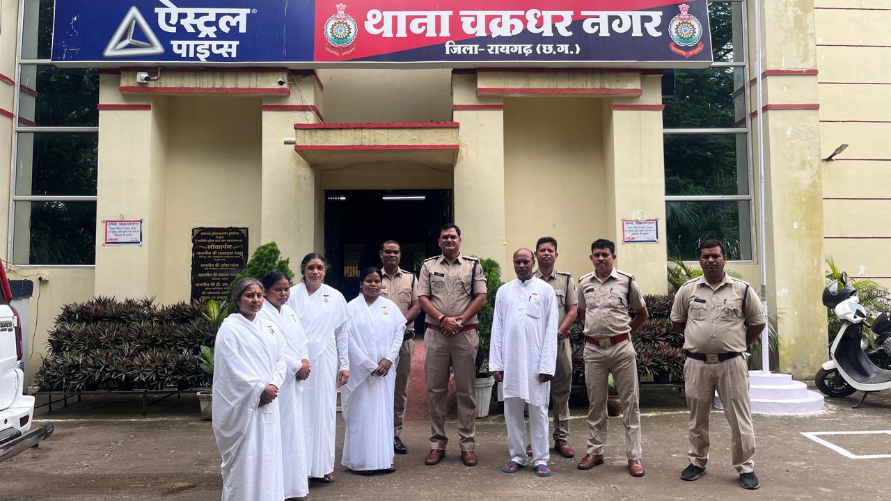 Photo of रक्षाबंधन पर ब्रह्मकुमारी बहनों और एकल विद्यालय की छात्राओं ने पुलिसकर्मियों को बांधी राखी