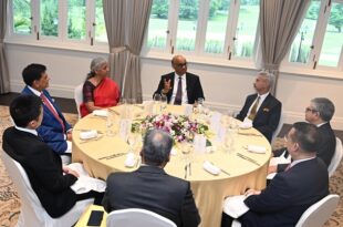 A delegation of Indian ministers met the President of Singapore and discussed bilateral relations