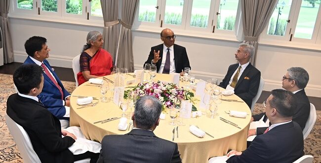 A delegation of Indian ministers met the President of Singapore and discussed bilateral relations