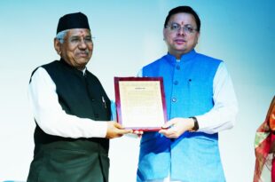 Chief Minister honoured famous folk singer Narendra Singh Negi with Uttarakhand Lok Samman