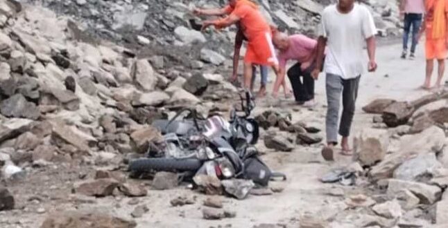 Bike crashed on Badrinath Highway, two youths fell into Alaknanda river