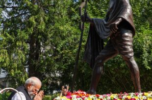 Prime Minister Modi reached Ukraine, paid tribute to Bapu