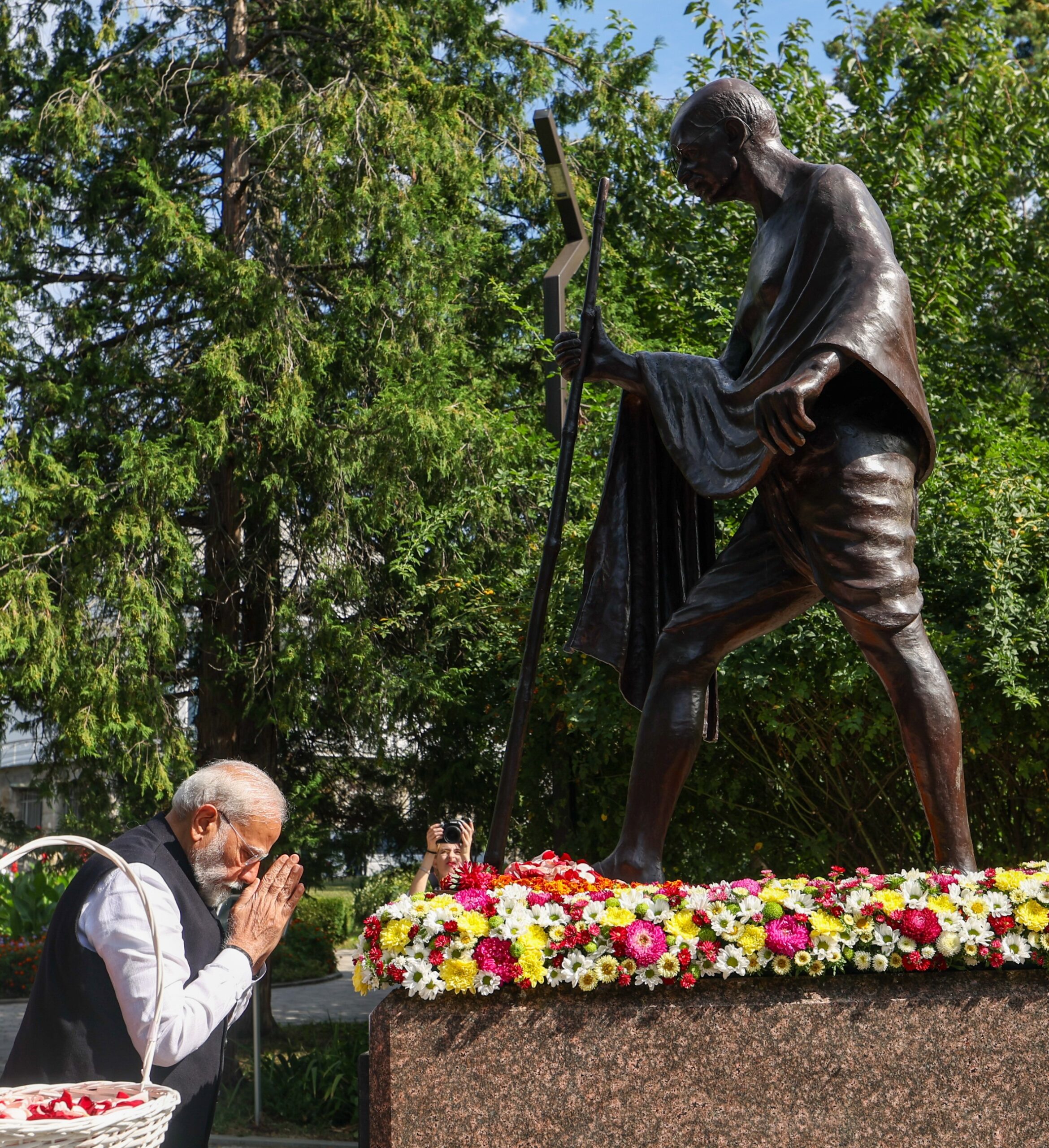 Photo of यूक्रेन पहुंचे प्रधानमंत्री मोदी, बापू को दी श्रद्धांजलि