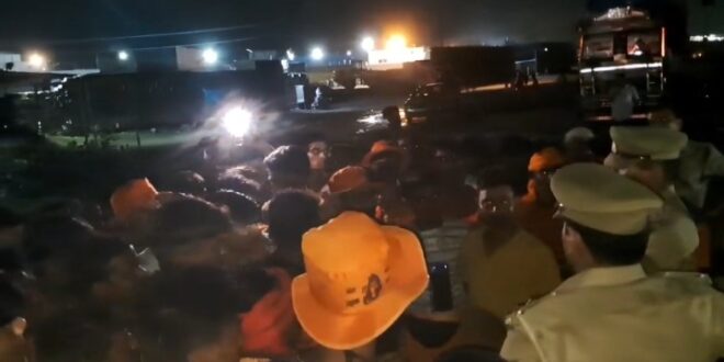 Angry Kanwadis blocked the highway in anger