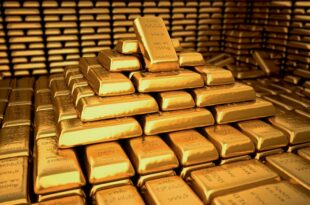 Gold trades at flat level in bullion market