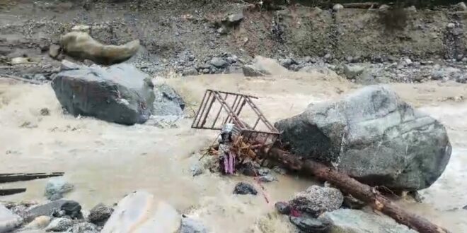 Kedarghati: Foot bridge built on Sonprayag Mandakini river washed away