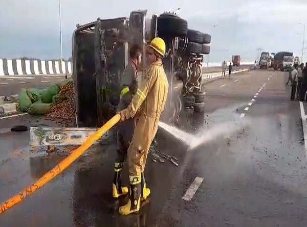 Photo of लखनऊ: किसान पथ पर पलटने के बाद ट्रक में आग लगी