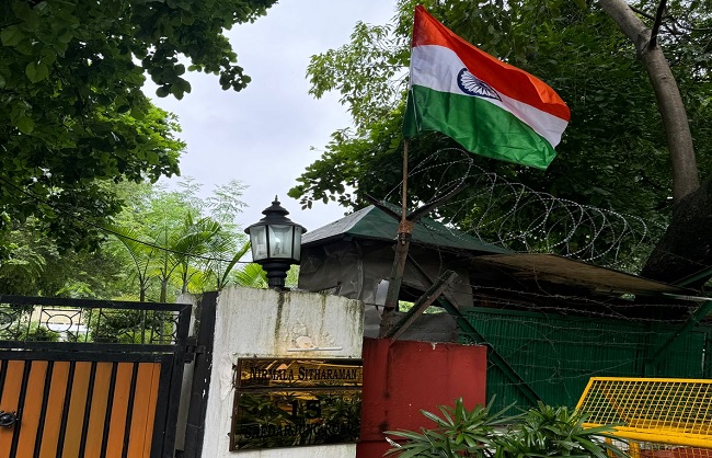 Photo of वित्‍त मंत्री निर्मला सीतारमण ने अपने आवास पर फहराया तिरंगा