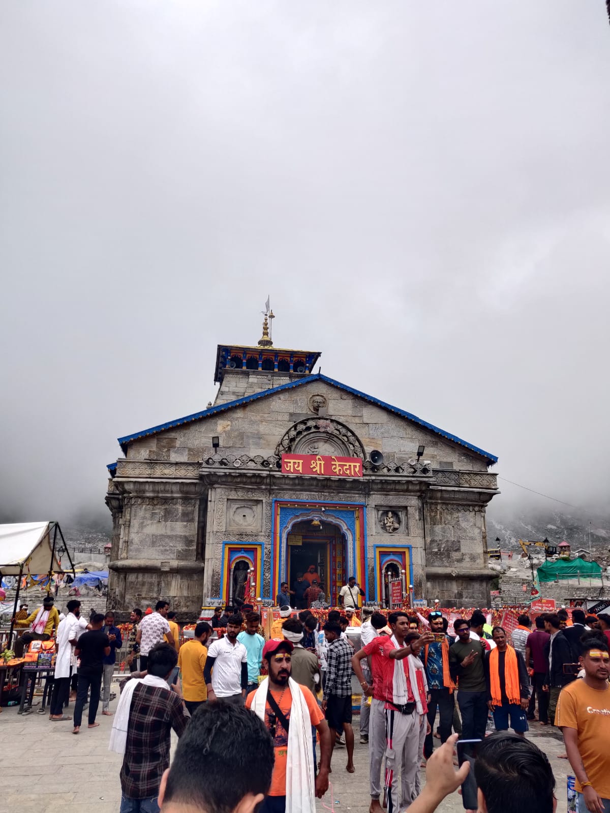 Photo of केदारघाटी आपदा : तीर्थयात्रियों को बचाने में आम से लेकर खास तक जुटे