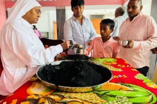 Sharad Purnima: Crowd of Santmat followers gathered for Prasad at Garhwa Ghat Ashram.