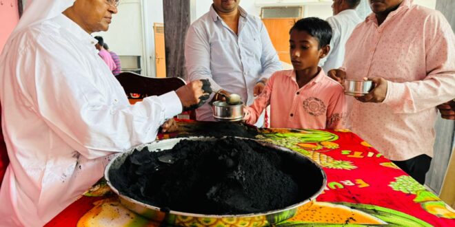 Sharad Purnima: Crowd of Santmat followers gathered for Prasad at Garhwa Ghat Ashram.