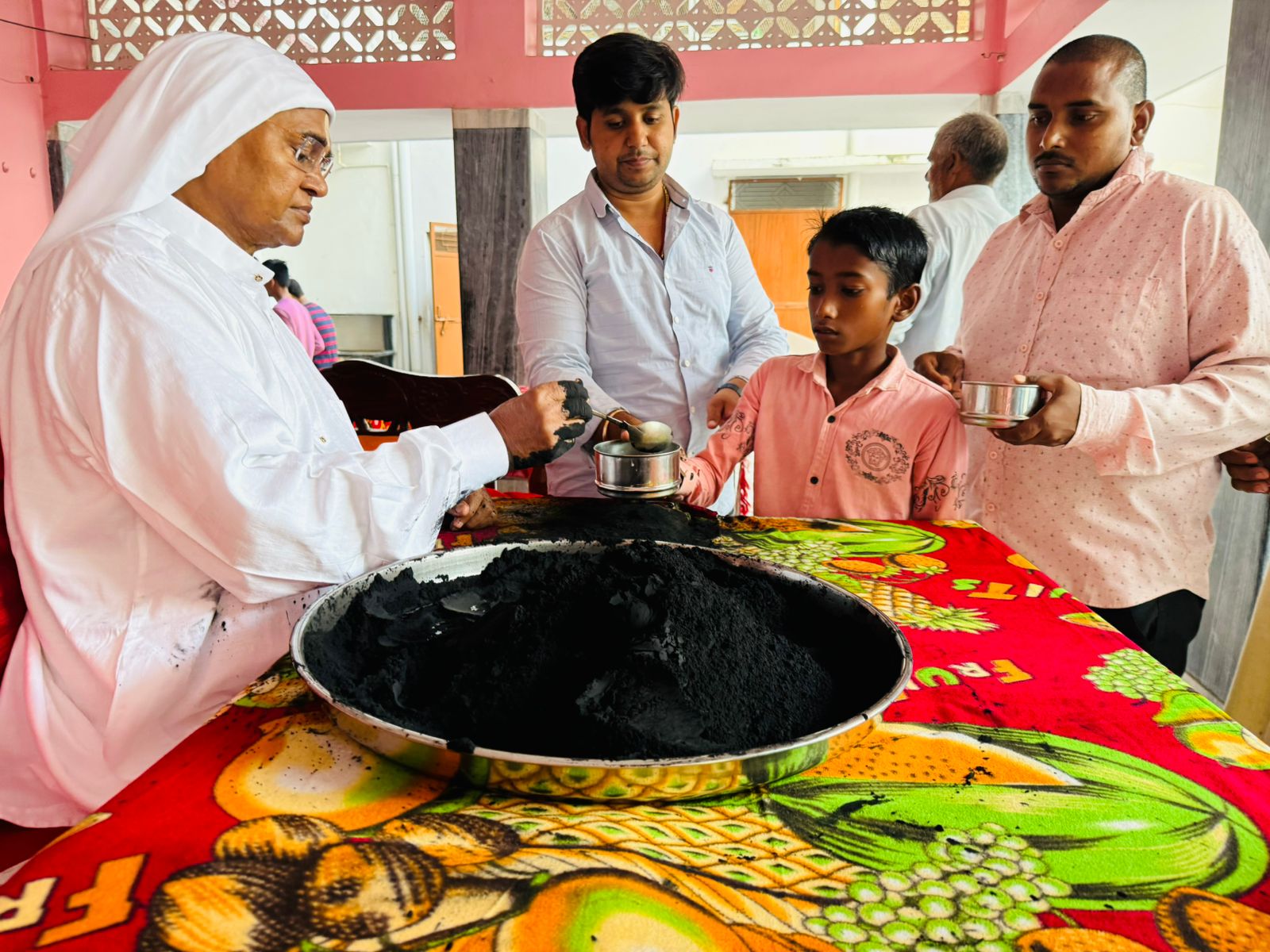 Photo of शरद पूर्णिमा: गढ़वा घाट आश्रम में प्रसाद के लिए उमड़ी संतमत अनुयायियों की भीड़