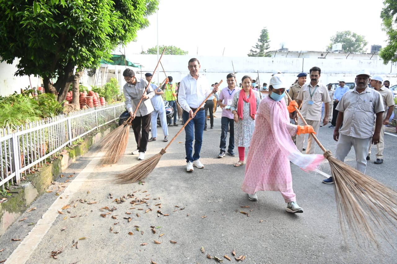 Photo of स्वच्छता एक अभियान नहीं बल्कि हमारे जीवन का एक अनिवार्य हिस्सा: ऋतु खण्डूडी