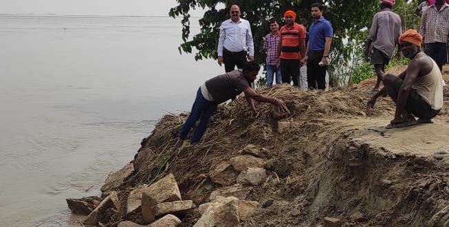 Top and slope of AP Dam of Narayani River cut off in Kushinagar, panic among villagers