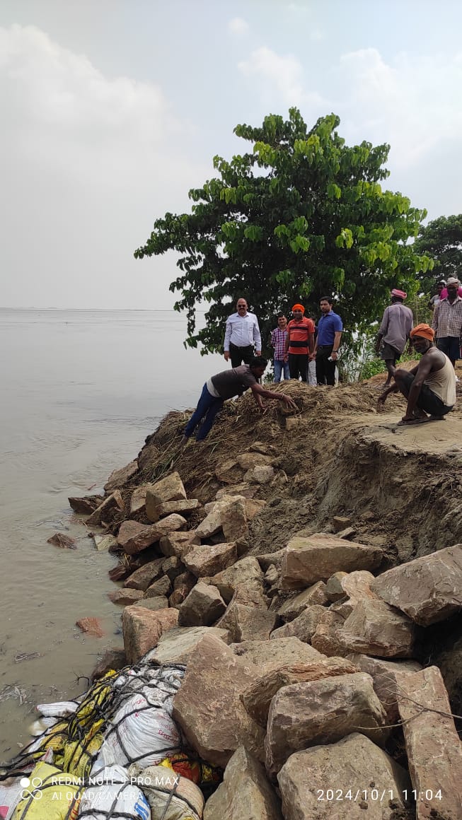 Photo of कुशीनगर में नारायणी नदी के एपी बांध का टाप व स्लोप कटा,ग्रामीणों में दहशत