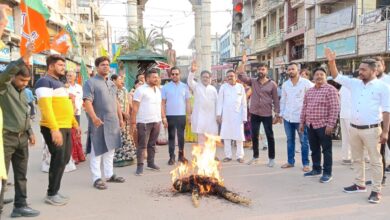 Photo of भाजयुमो ने कांग्रेस का फूंका पुतला