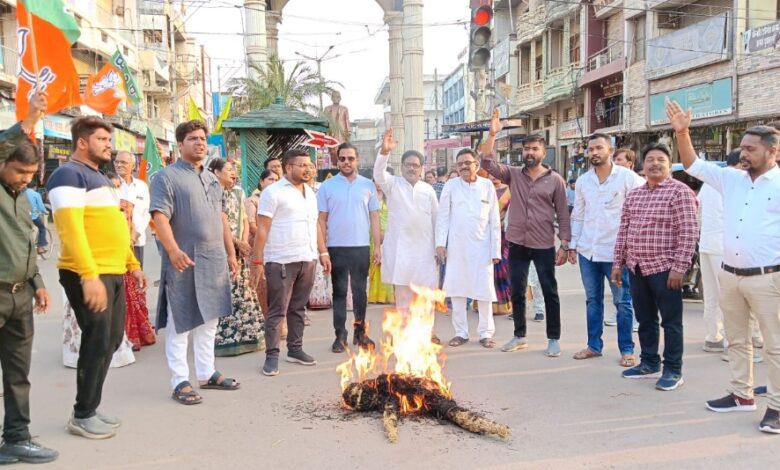 BJYM burnt the effigy of Congress