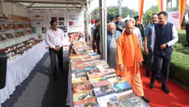 Photo of गोमती पुस्तक महोत्सव का अवलोकन करते मुख्यमंत्री योगी आदित्यनाथ