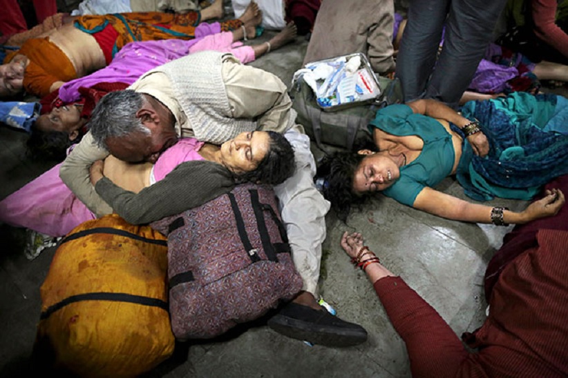 "36 dead in stampede, Azam Khan resigns"