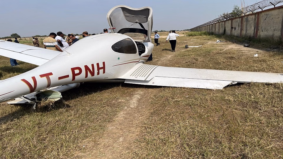 Trainee plane crashes in Aligarh, people narrowly escape
