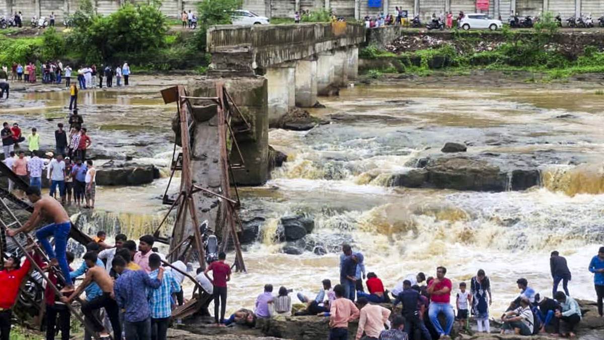 Pune Indrayani bridge accident: 2 dead, 30 injured, many missing