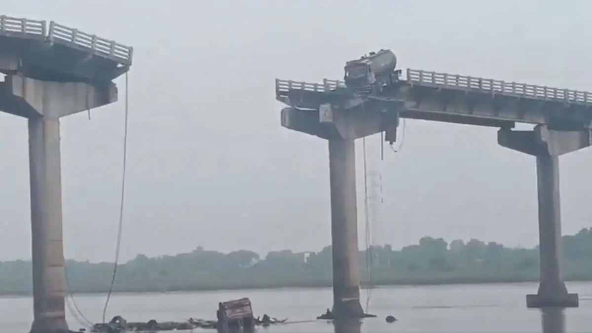 Gujarat bridge accident: Vadodara-Anand bridge collapsed, 9 died